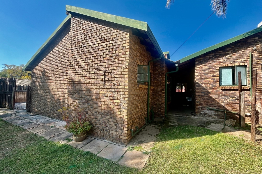 5 Bedroom Property for Sale in Ifafi North West